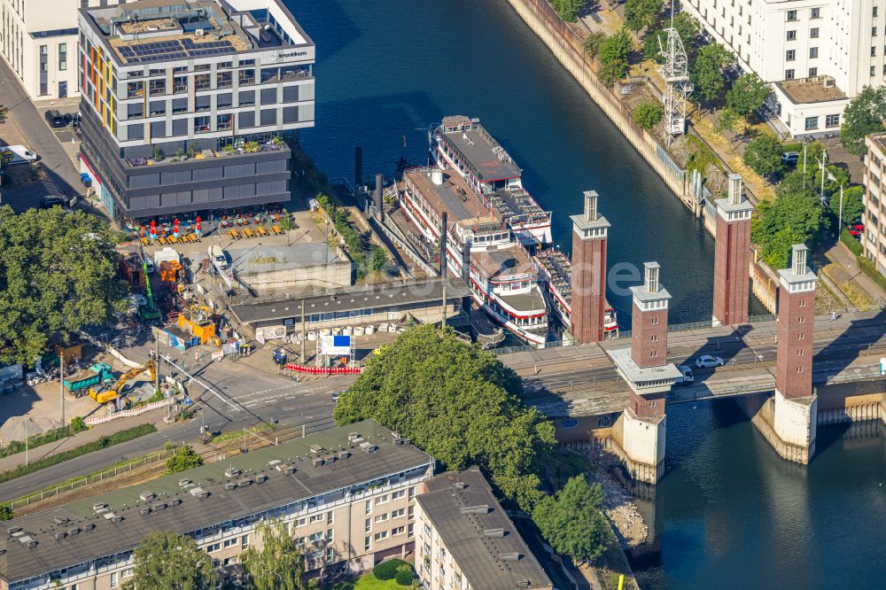 Luftbild Duisburg - Brückenbauwerk Schwanentorbrücke über den Innenhafen-Kanal im Ortsteil Kasslerfeld in Duisburg im Bundesland Nordrhein-Westfalen, Deutschland