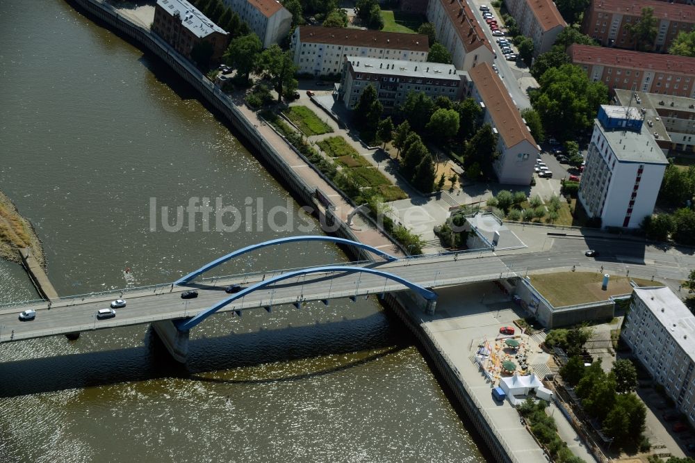 Luftbild Frankfurt (Oder) - Brückenbauwerk Stadtbrücke der Bundesstraße 5 in Frankfurt (Oder) im Bundesland Brandenburg