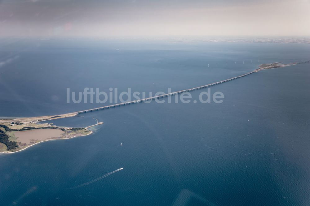 Korsoer aus der Vogelperspektive: Brückenbauwerk Storesundbrücke entlang Querung der Meerenge Großer Belt zwischen den Inseln Fünen und Seeland in Korsoer in, Dänemark