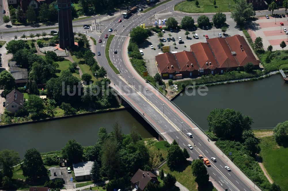 Luftaufnahme Genthin - Brückenbauwerk Straßenbrücke Genthin über dem Elbe-Havel-Kanal in Genthin im Bundesland Sachsen-Anhalt