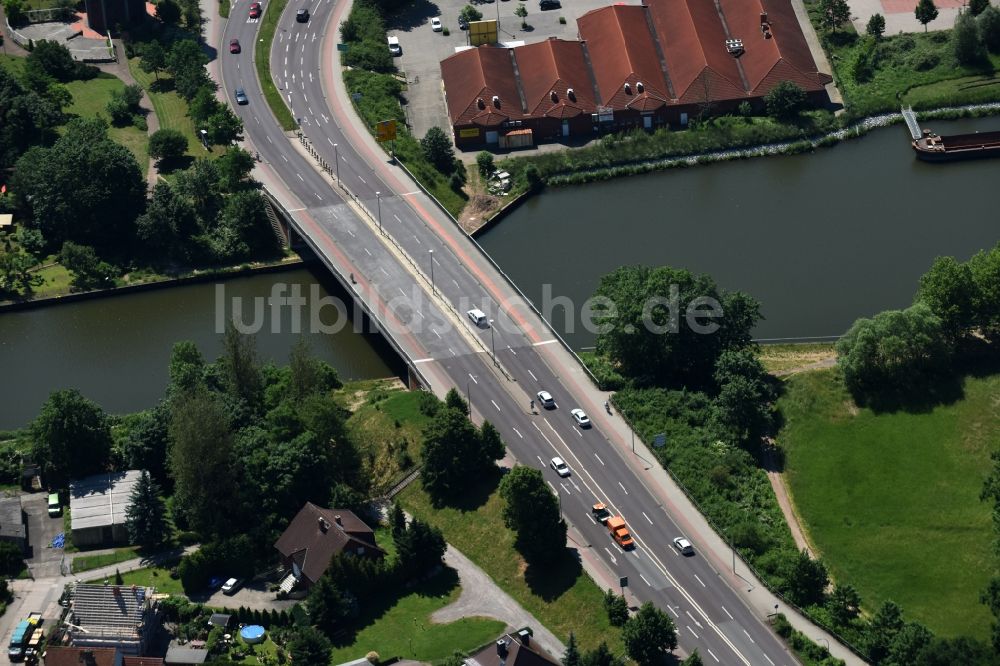 Genthin von oben - Brückenbauwerk Straßenbrücke Genthin über dem Elbe-Havel-Kanal in Genthin im Bundesland Sachsen-Anhalt