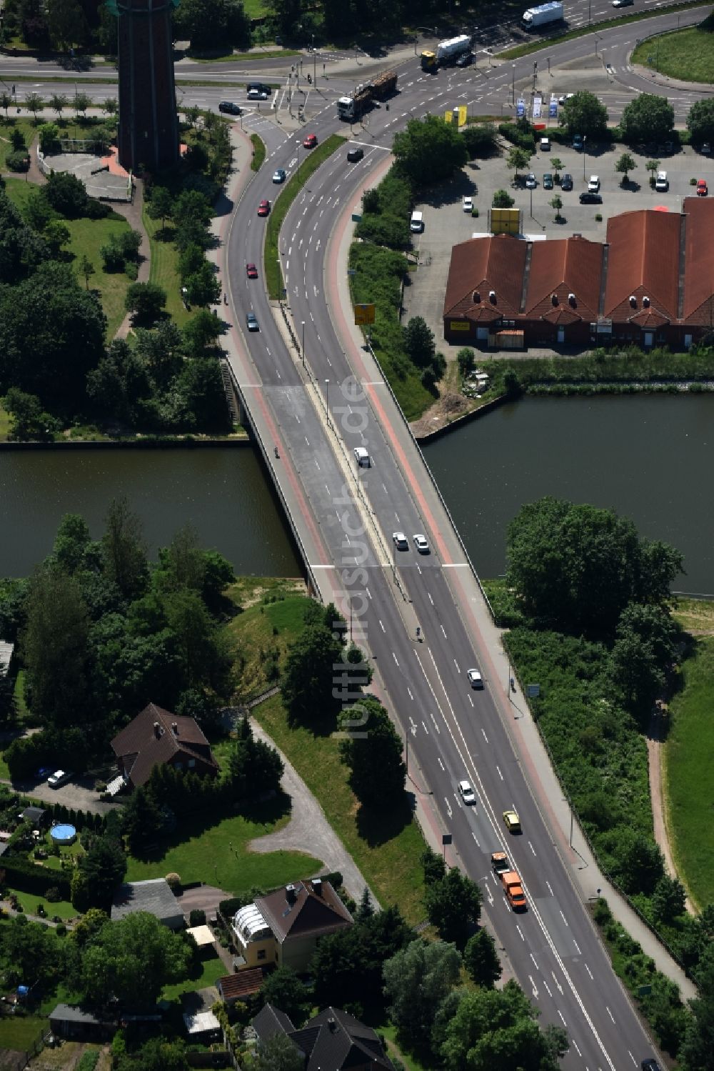 Genthin aus der Vogelperspektive: Brückenbauwerk Straßenbrücke Genthin über dem Elbe-Havel-Kanal in Genthin im Bundesland Sachsen-Anhalt