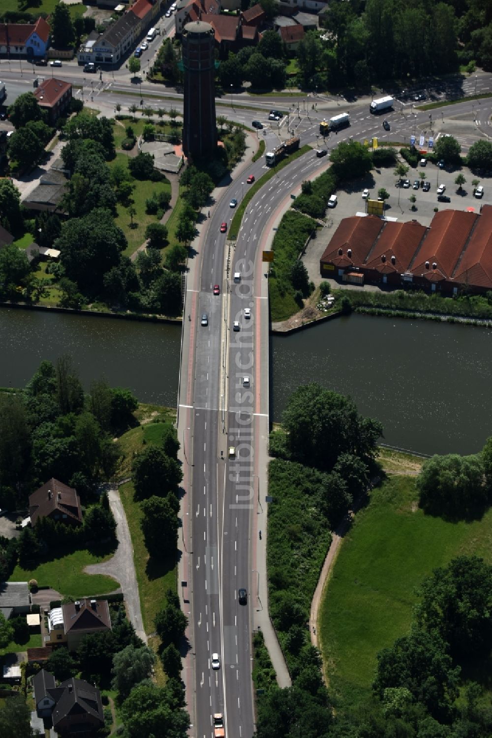 Luftaufnahme Genthin - Brückenbauwerk Straßenbrücke Genthin über dem Elbe-Havel-Kanal in Genthin im Bundesland Sachsen-Anhalt