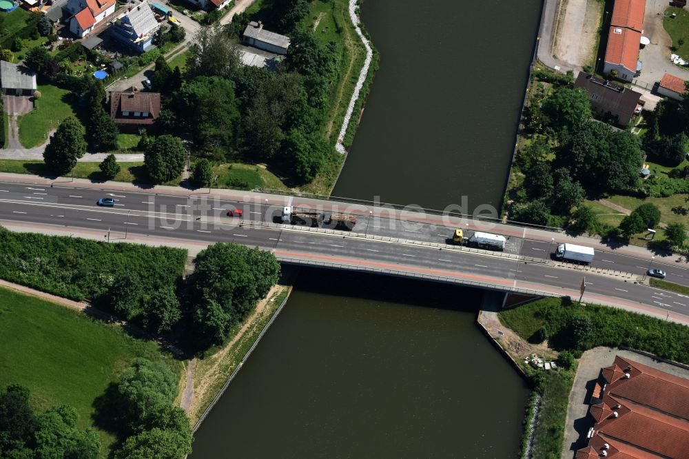 Genthin von oben - Brückenbauwerk Straßenbrücke Genthin über dem Elbe-Havel-Kanal in Genthin im Bundesland Sachsen-Anhalt