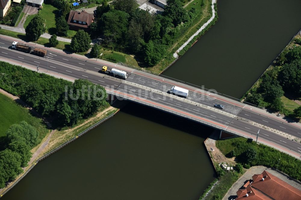 Genthin aus der Vogelperspektive: Brückenbauwerk Straßenbrücke Genthin über dem Elbe-Havel-Kanal in Genthin im Bundesland Sachsen-Anhalt