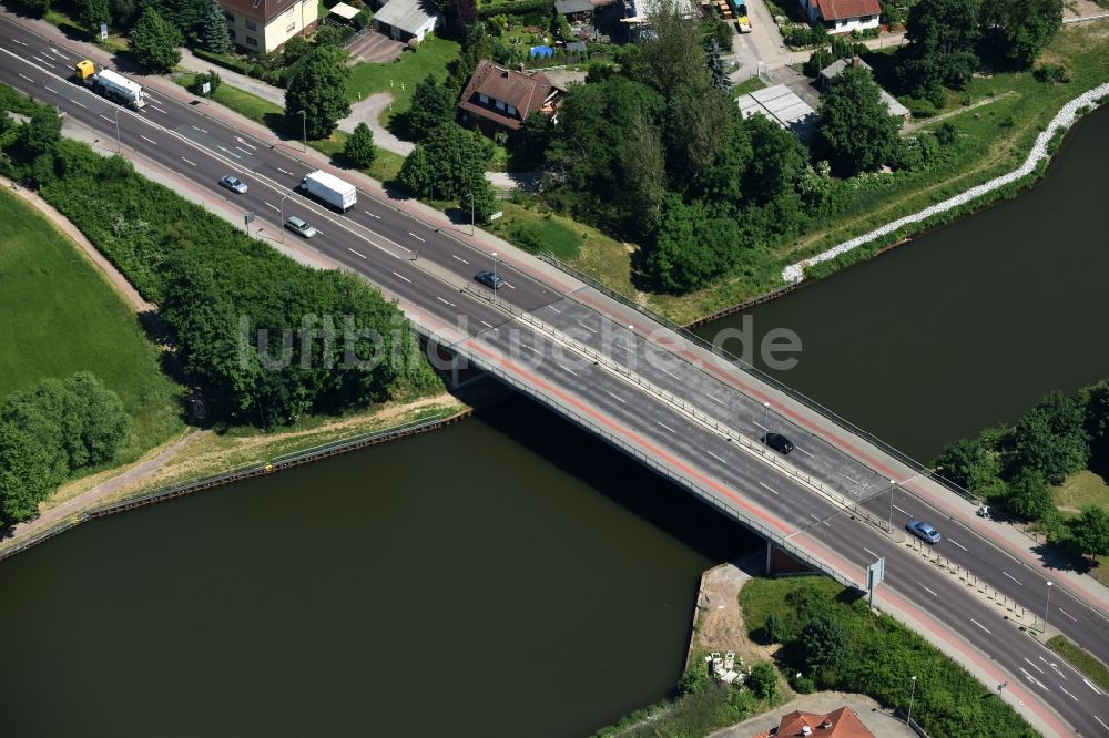 Luftbild Genthin - Brückenbauwerk Straßenbrücke Genthin über dem Elbe-Havel-Kanal in Genthin im Bundesland Sachsen-Anhalt