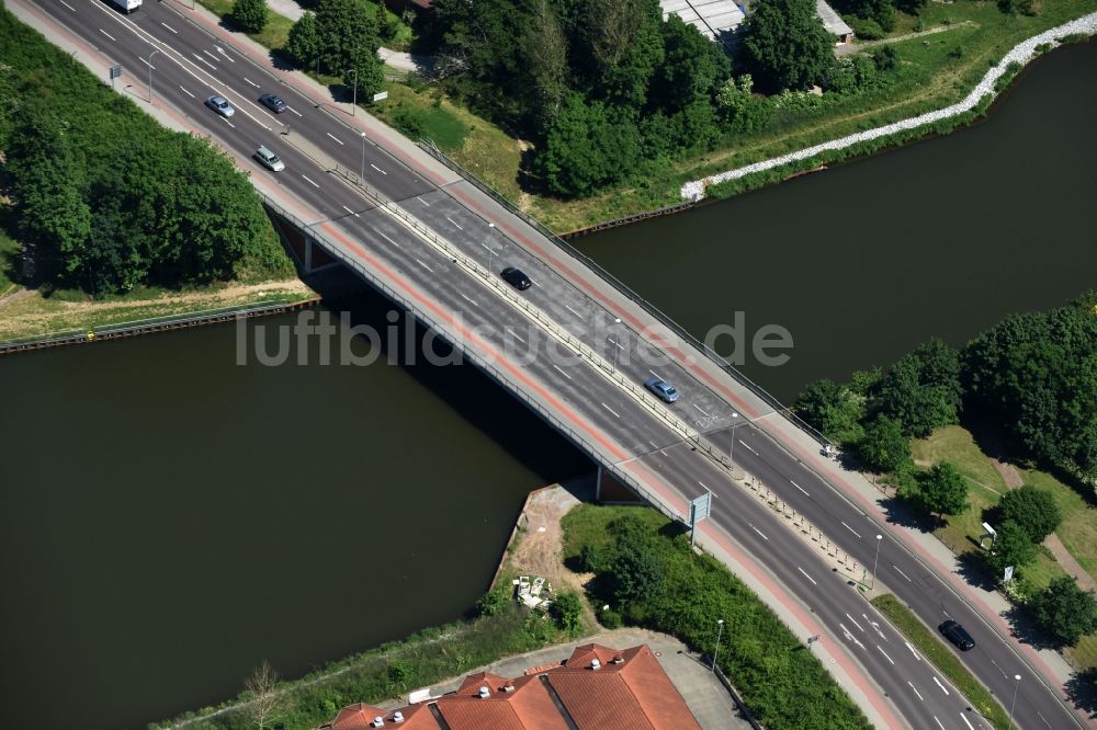 Luftaufnahme Genthin - Brückenbauwerk Straßenbrücke Genthin über dem Elbe-Havel-Kanal in Genthin im Bundesland Sachsen-Anhalt