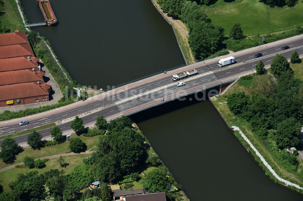 Genthin von oben - Brückenbauwerk Straßenbrücke Genthin über dem Elbe-Havel-Kanal in Genthin im Bundesland Sachsen-Anhalt