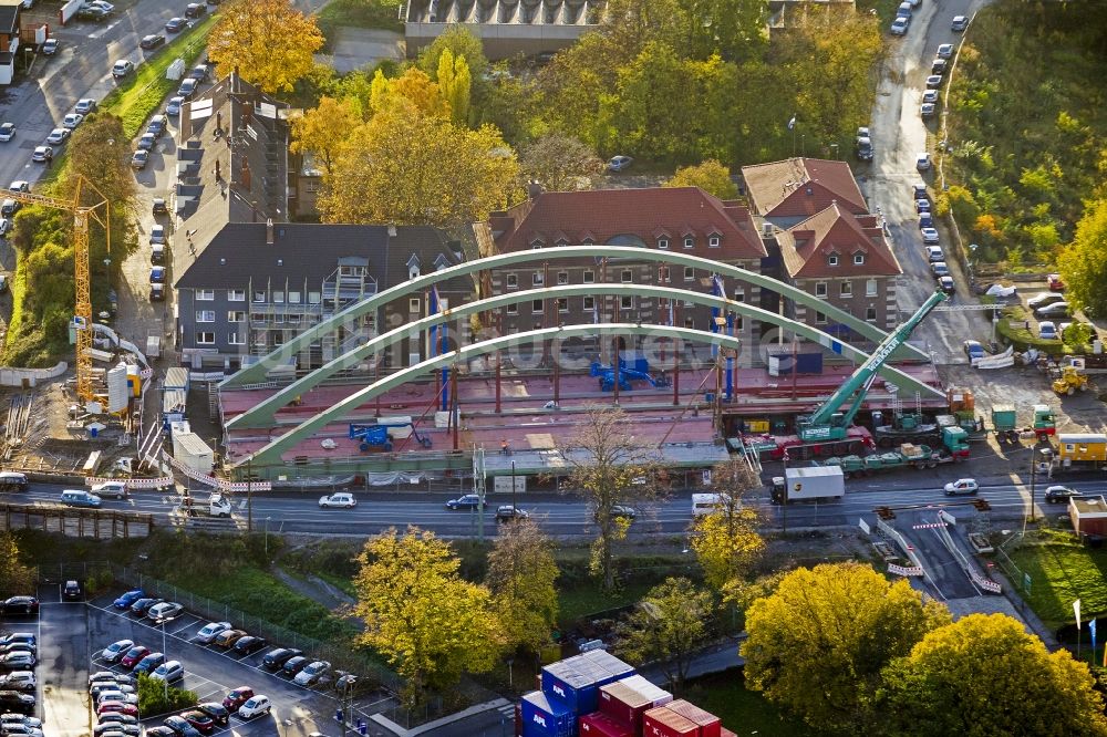 Luftaufnahme Duisburg - Brückenbauwerk am Vinckeufer in Duisburg im Ruhrgebiet in Nordrhein-Westfalen