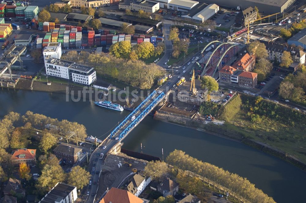 Duisburg von oben - Brückenbauwerk am Vinckeufer in Duisburg im Ruhrgebiet in Nordrhein-Westfalen