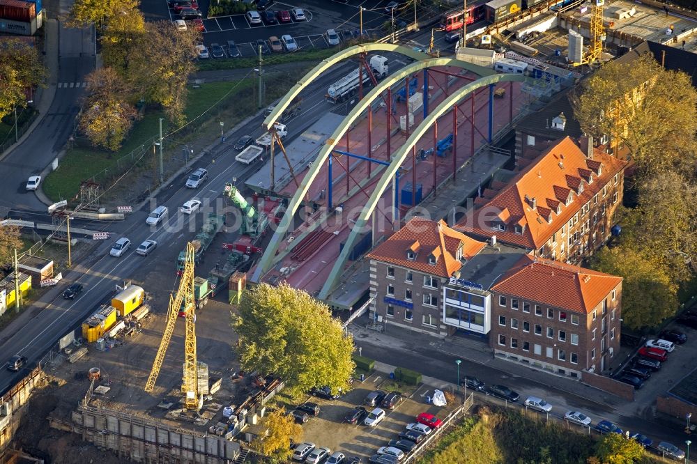 Duisburg aus der Vogelperspektive: Brückenbauwerk am Vinckeufer in Duisburg im Ruhrgebiet in Nordrhein-Westfalen