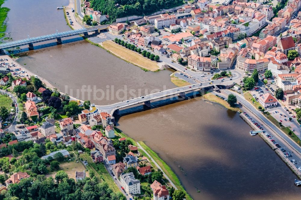 Meißen aus der Vogelperspektive: Brückenbauwerke Altstadtbrücke und Eisenbahnbrücke über der Elbe in Meißen im Bundesland Sachsen, Deutschland