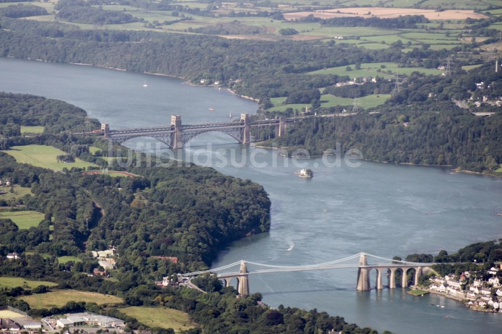 Luftbild Bangor - Brückenbauwerke entlang der Menai Strait in Bangor in Wales, Vereinigtes Königreich