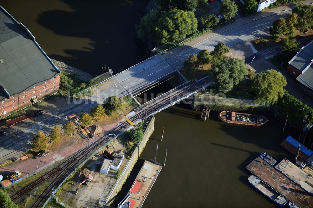 Luftaufnahme Hamburg - Brückenbauwerke an der Schleuse zur Müggenburger Durchfahrt im Hafenbereich am S-Bahnhof Veddel in Hamburg