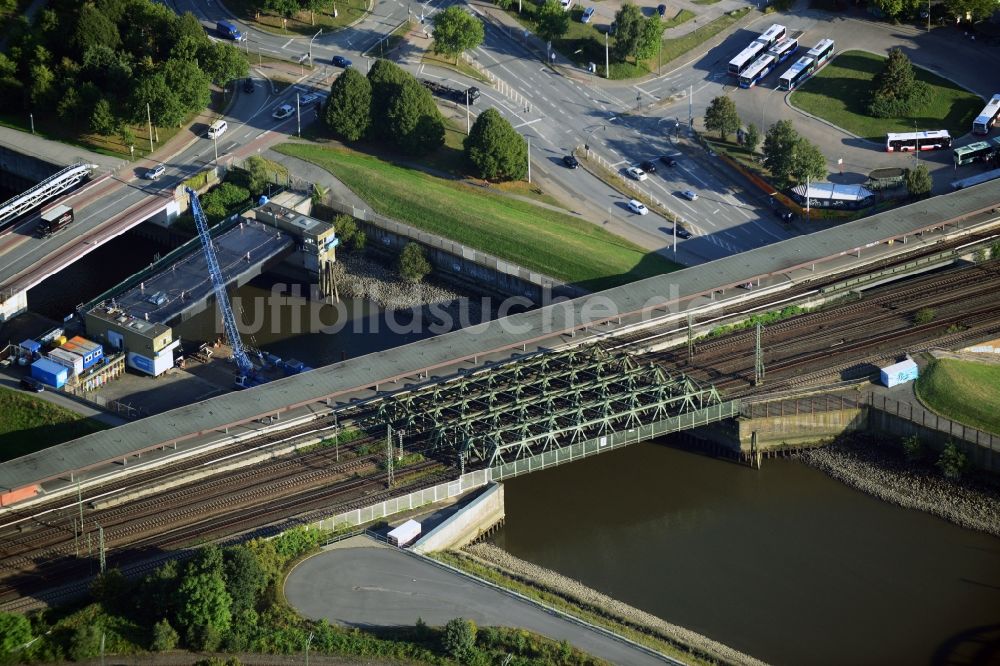 Hamburg von oben - Brückenbauwerke an der Schleuse zur Müggenburger Durchfahrt im Hafenbereich am S-Bahnhof Veddel in Hamburg