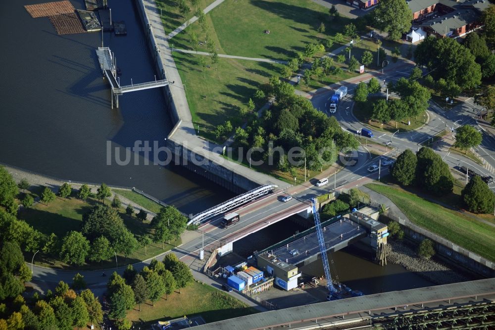 Hamburg aus der Vogelperspektive: Brückenbauwerke an der Schleuse zur Müggenburger Durchfahrt im Hafenbereich am S-Bahnhof Veddel in Hamburg