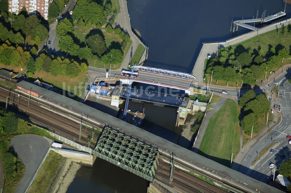 Luftaufnahme Hamburg - Brückenbauwerke an der Schleuse zur Müggenburger Durchfahrt im Hafenbereich am S-Bahnhof Veddel in Hamburg