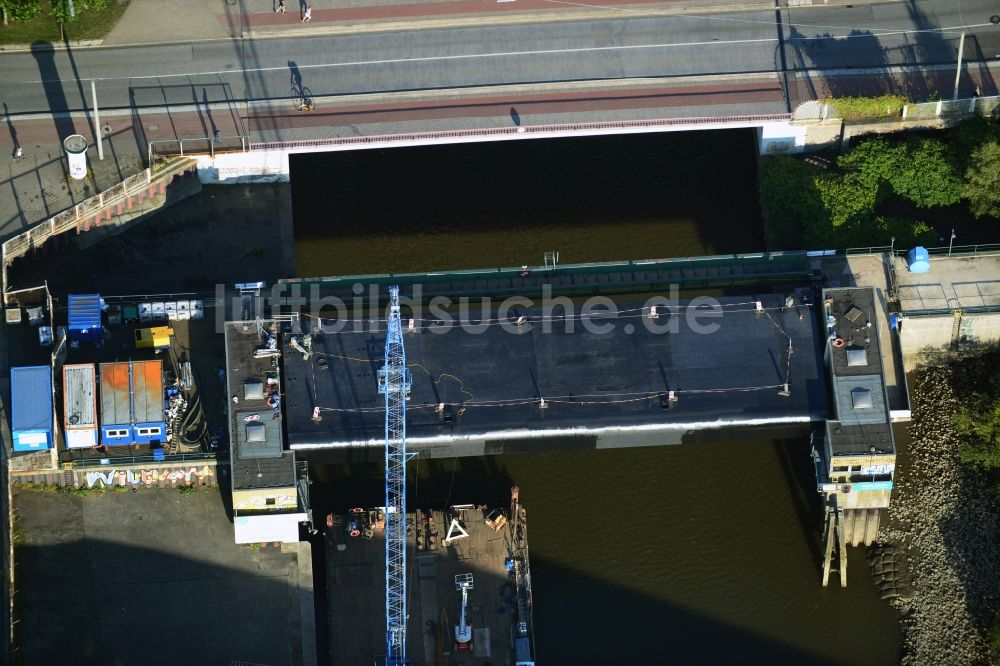 Hamburg von oben - Brückenbauwerke an der Schleuse zur Müggenburger Durchfahrt im Hafenbereich am S-Bahnhof Veddel in Hamburg