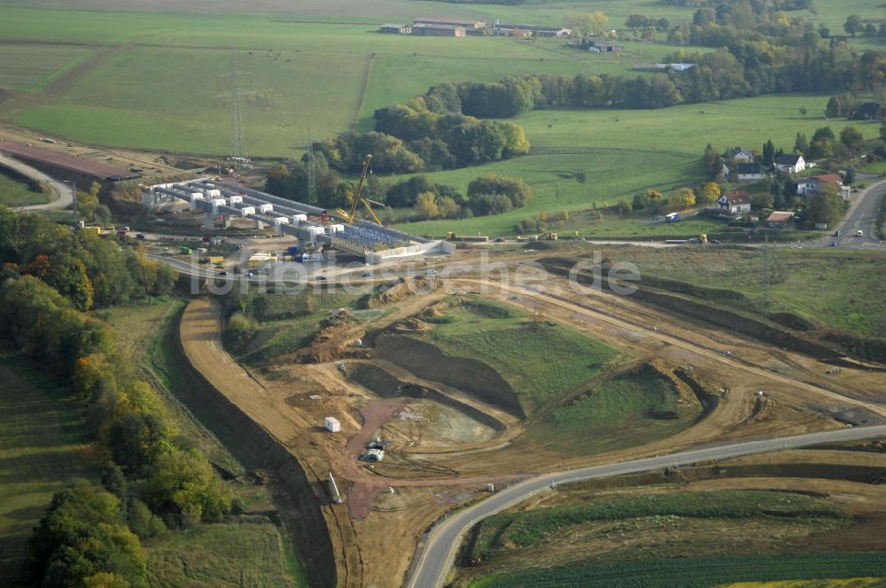 Luftaufnahme Großenlupnitz - Brückenmontage an der B84 bei Großenlupnitz im Rahmen der BAB A 4 - Umfahrung Hörselberge in Thüringen bei Eisenach