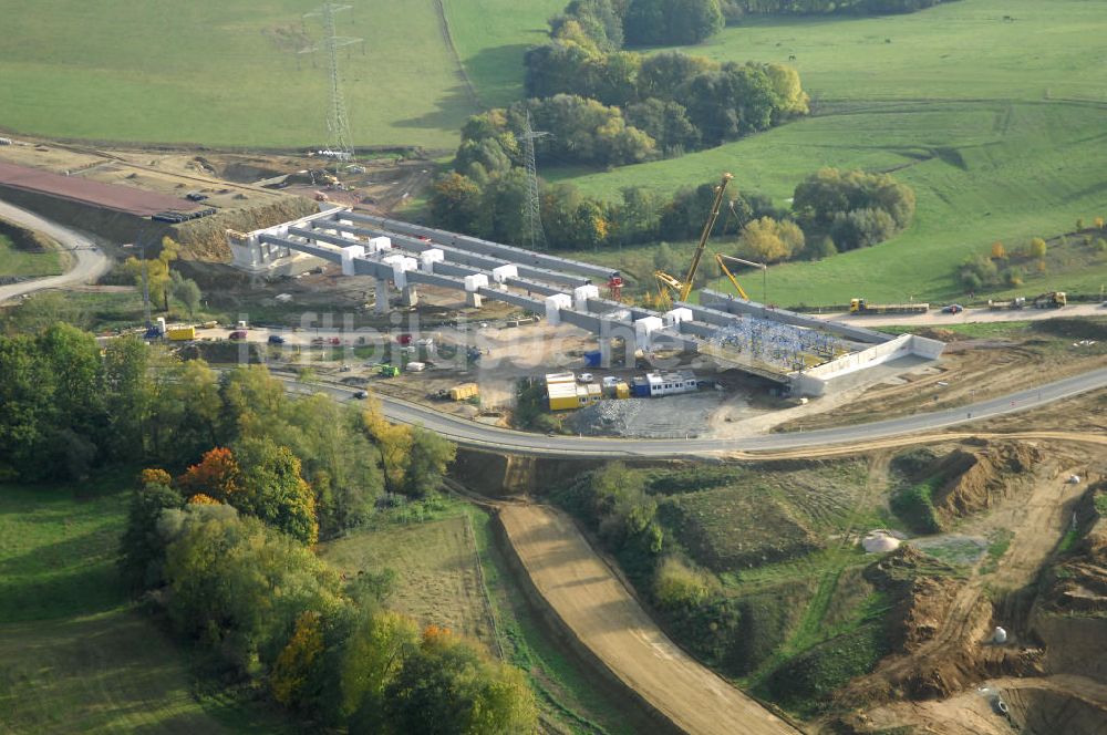 Großenlupnitz von oben - Brückenmontage an der B84 bei Großenlupnitz im Rahmen der BAB A 4 - Umfahrung Hörselberge in Thüringen bei Eisenach