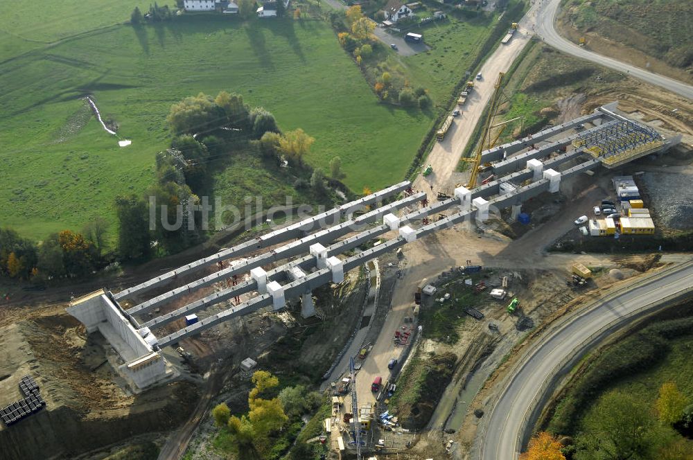 Großenlupnitz von oben - Brückenmontage an der B84 bei Großenlupnitz im Rahmen der BAB A 4 - Umfahrung Hörselberge in Thüringen bei Eisenach