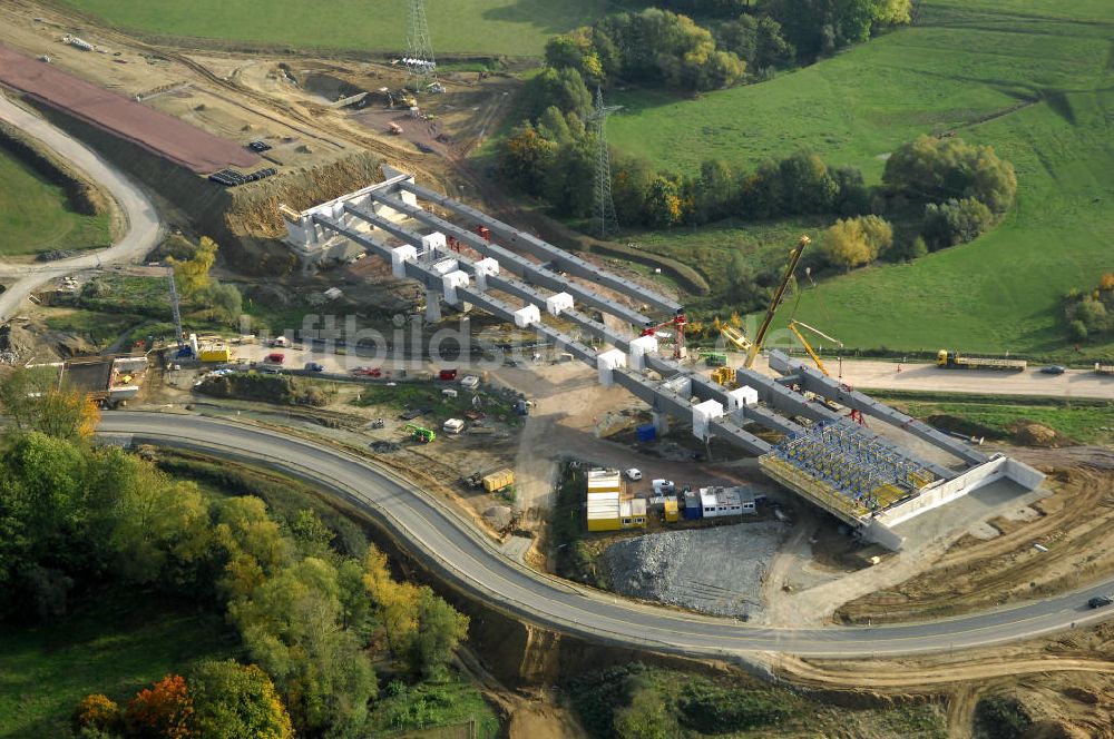 Großenlupnitz von oben - Brückenmontage an der B84 bei Großenlupnitz im Rahmen der BAB A 4 - Umfahrung Hörselberge in Thüringen bei Eisenach