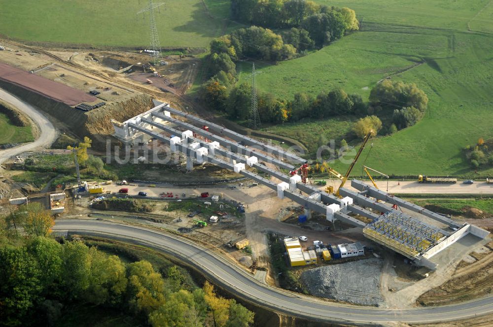 Großenlupnitz aus der Vogelperspektive: Brückenmontage an der B84 bei Großenlupnitz im Rahmen der BAB A 4 - Umfahrung Hörselberge in Thüringen bei Eisenach