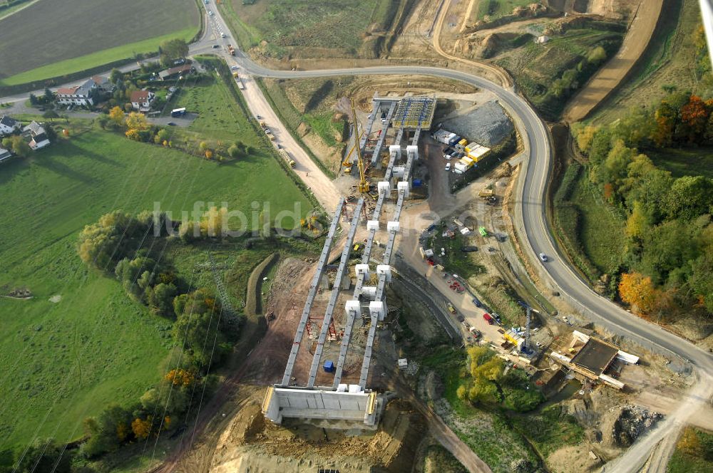 Großenlupnitz von oben - Brückenmontage an der B84 bei Großenlupnitz im Rahmen der BAB A 4 - Umfahrung Hörselberge in Thüringen bei Eisenach