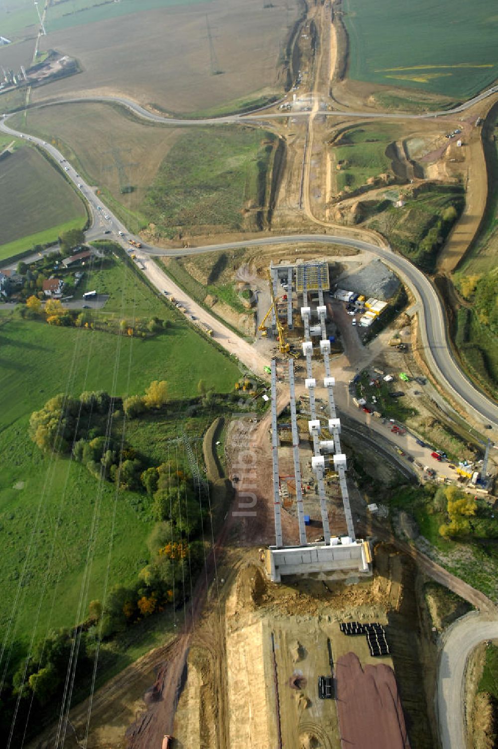 Großenlupnitz aus der Vogelperspektive: Brückenmontage an der B84 bei Großenlupnitz im Rahmen der BAB A 4 - Umfahrung Hörselberge in Thüringen bei Eisenach