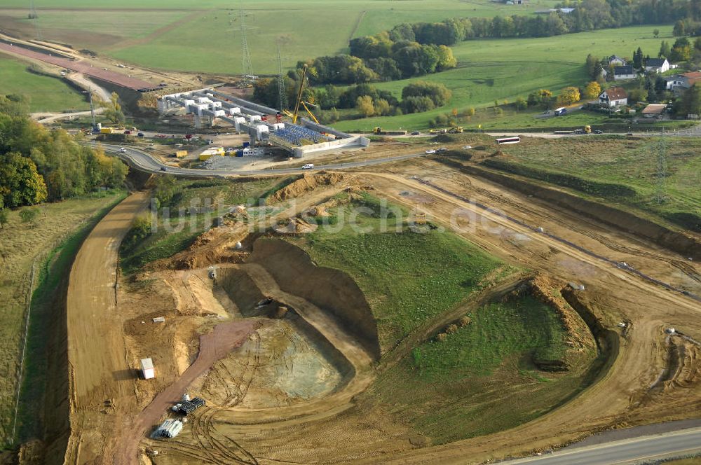 Großenlupnitz von oben - Brückenmontage an der B84 bei Großenlupnitz im Rahmen der BAB A 4 - Umfahrung Hörselberge in Thüringen bei Eisenach