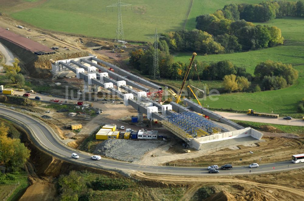 Großenlupnitz aus der Vogelperspektive: Brückenmontage an der B84 bei Großenlupnitz im Rahmen der BAB A 4 - Umfahrung Hörselberge in Thüringen bei Eisenach