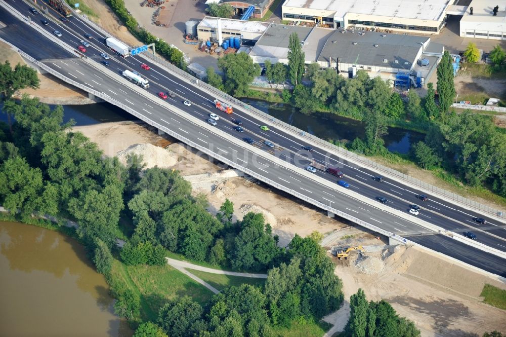 Braunschweig aus der Vogelperspektive: Brückenneubau in Querschubbauweise beim Um- und Ausbau des Autobahndreieck Braunschweig-Südwest