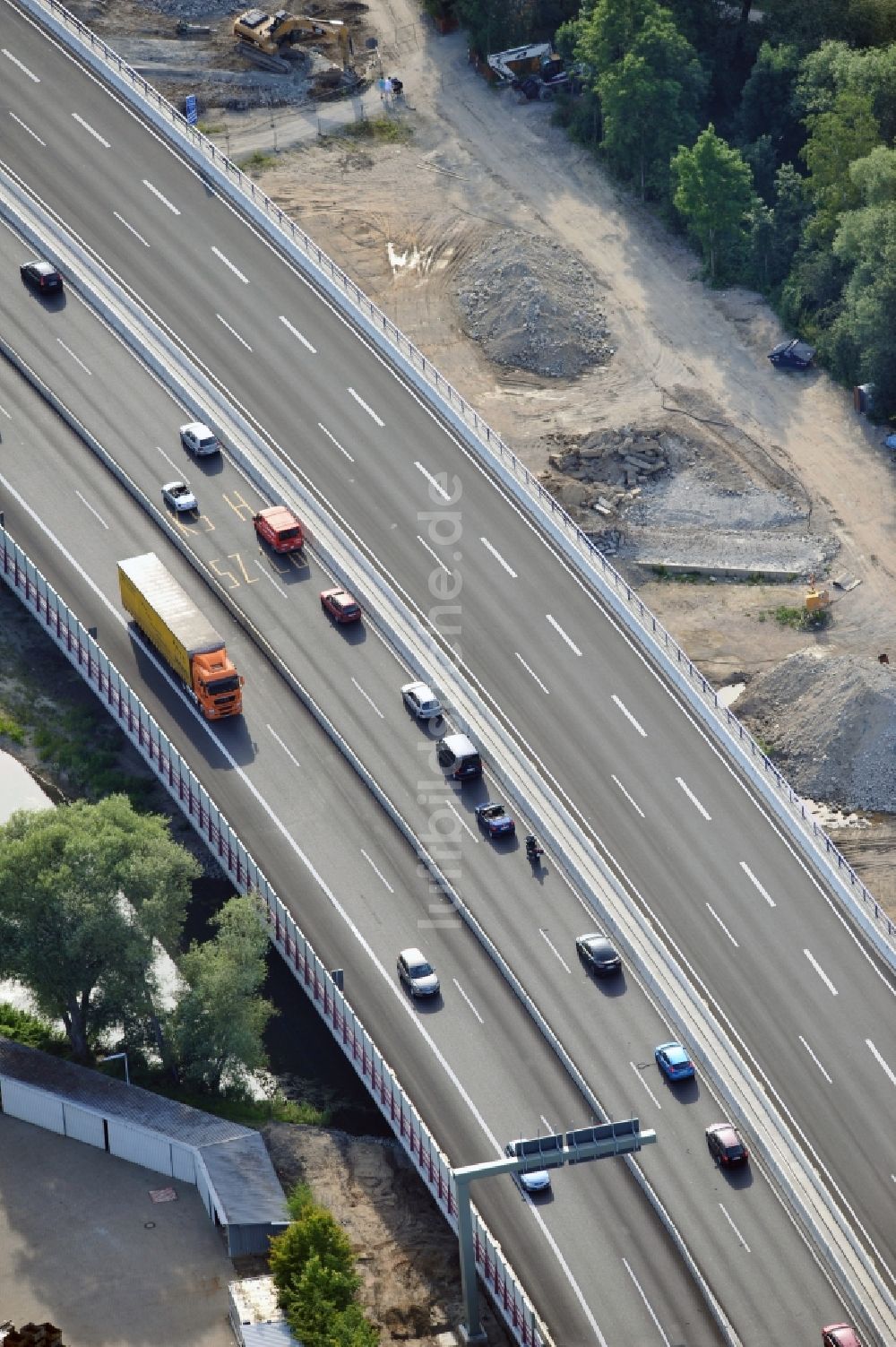 Luftaufnahme Braunschweig - Brückenneubau in Querschubbauweise beim Um- und Ausbau des Autobahndreieck Braunschweig-Südwest