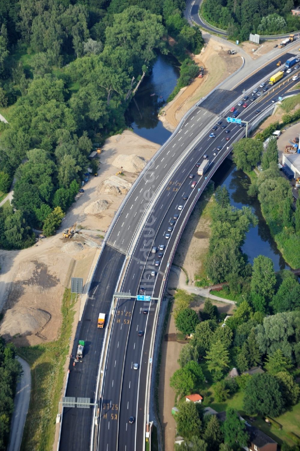 Luftaufnahme Braunschweig - Brückenneubau in Querschubbauweise beim Um- und Ausbau des Autobahndreieck Braunschweig-Südwest