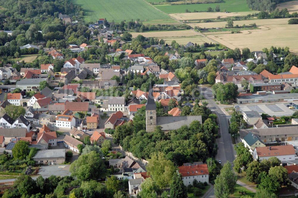 Altenweddingen von oben - Breite Straße mit evangelischer Kirche St. Martin in Altenwedding