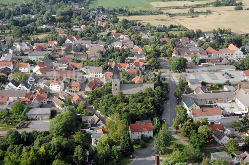 Altenweddingen aus der Vogelperspektive: Breite Straße mit evangelischer Kirche St. Martin in Altenwedding