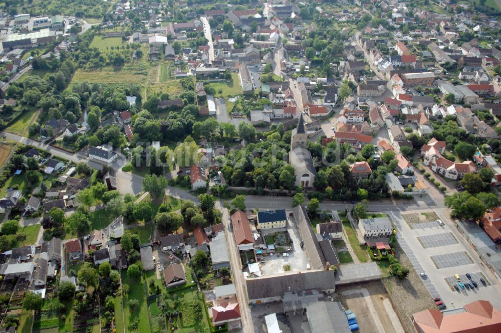 Luftaufnahme Altenweddingen - Breite Straße mit evangelischer Kirche St. Martin in Altenwedding