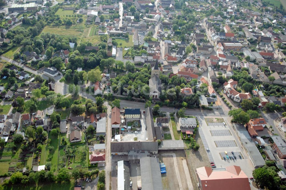 Altenweddingen von oben - Breite Straße mit evangelischer Kirche St. Martin in Altenwedding