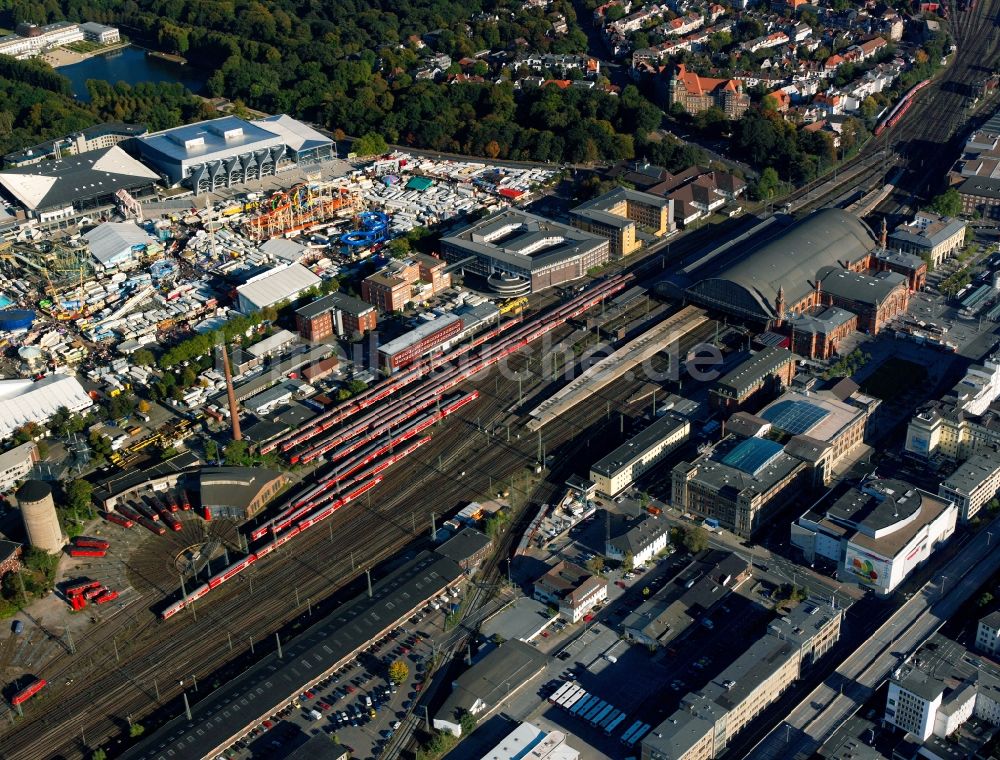 Bremen von oben - Bremen Hauptbahnhof und Jahrmarkt vor der ÖVB-Arena in Bremen im Bundesland Bremen