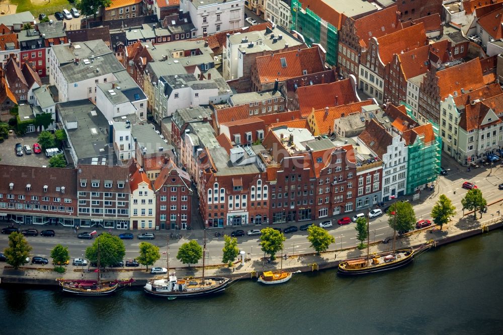 Luftbild Lübeck - Bürgerhäuser an der Trave am Altstadtbereich in Lübeck im Bundesland Schleswig-Holstein