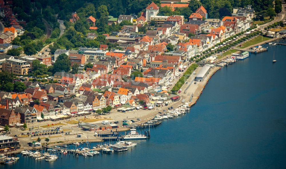 Luftaufnahme Lübeck - Bürgerhäuser an der Trave am Altstadtbereich in Lübeck im Bundesland Schleswig-Holstein