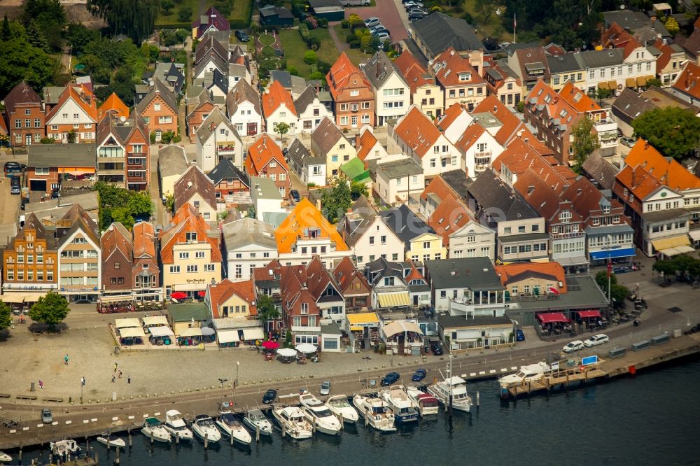 Lübeck von oben - Bürgerhäuser an der Trave am Altstadtbereich in Lübeck im Bundesland Schleswig-Holstein