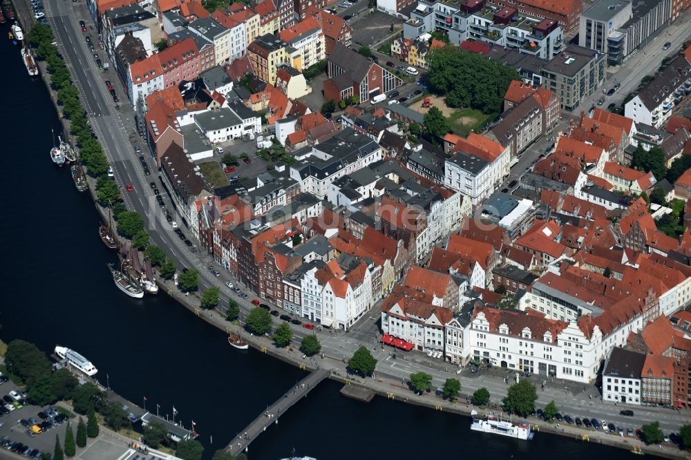 Lübeck aus der Vogelperspektive: Bürgerhäuser an der Trave am Altstadtbereich in Lübeck im Bundesland Schleswig-Holstein