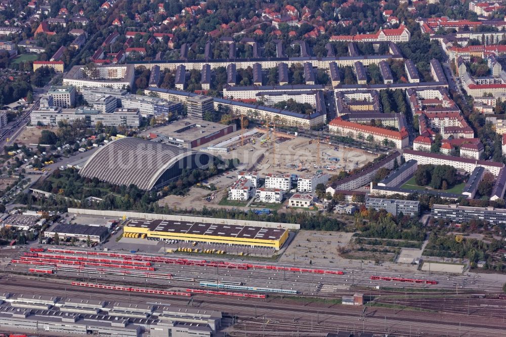 München von oben - Briefsortierzentrum mit ehemaliger Paketposthalle in München im Bundesland Bayern