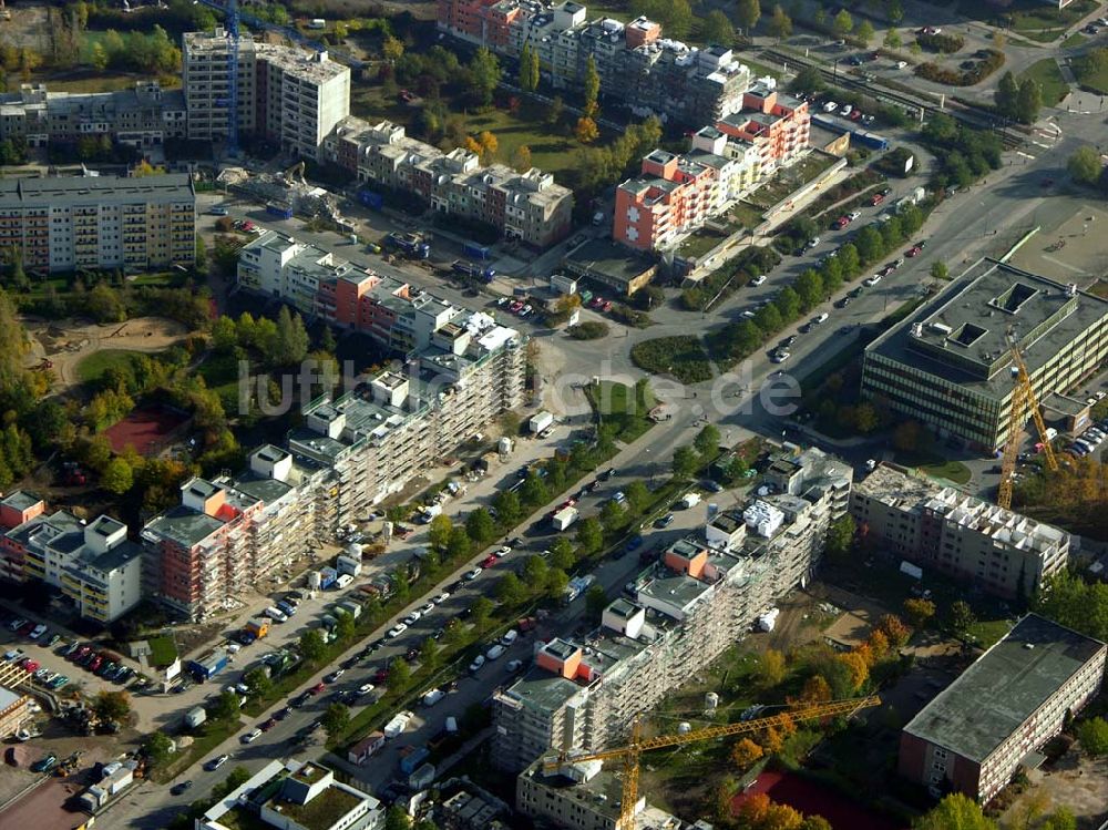 Berlin - Marzahn aus der Vogelperspektive: brißbaustellen in der Wohnsiedlung Havemannstraße - Rosenbecker Straße / Eichhorster Straße