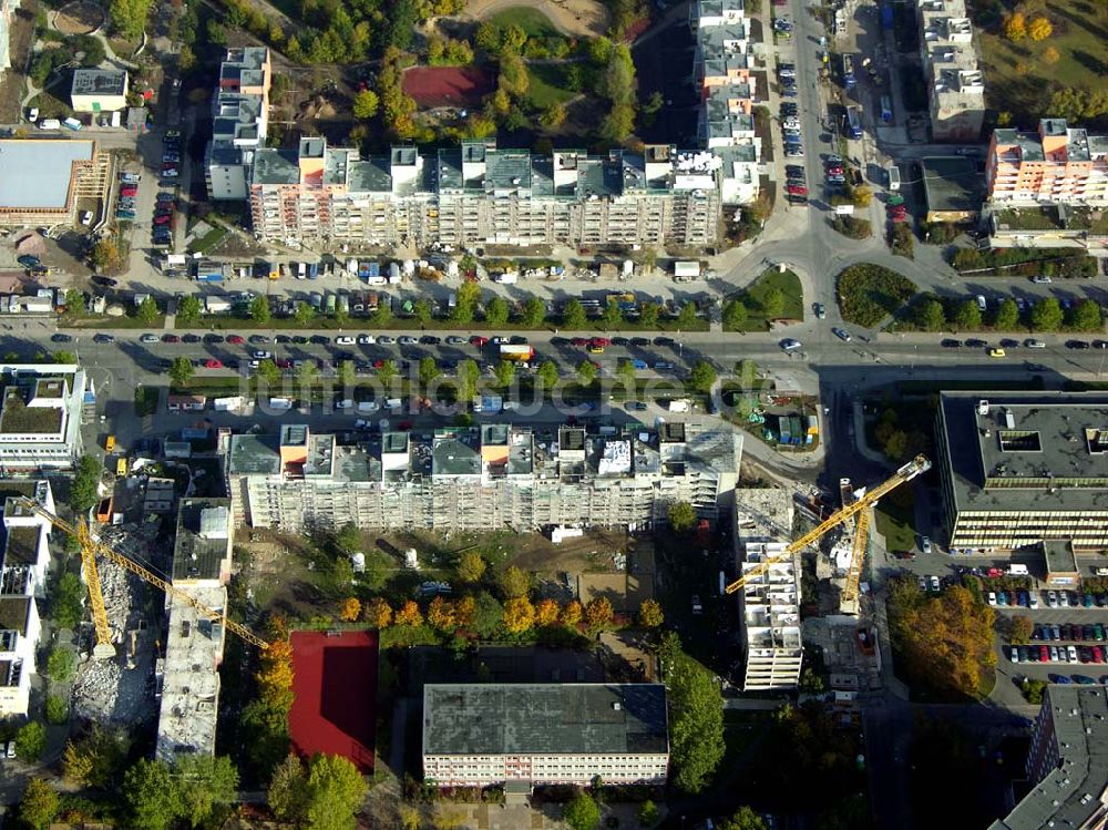 Berlin - Marzahn aus der Vogelperspektive: brißbaustellen in der Wohnsiedlung Havemannstraße - Rosenbecker Straße / Eichhorster Straße