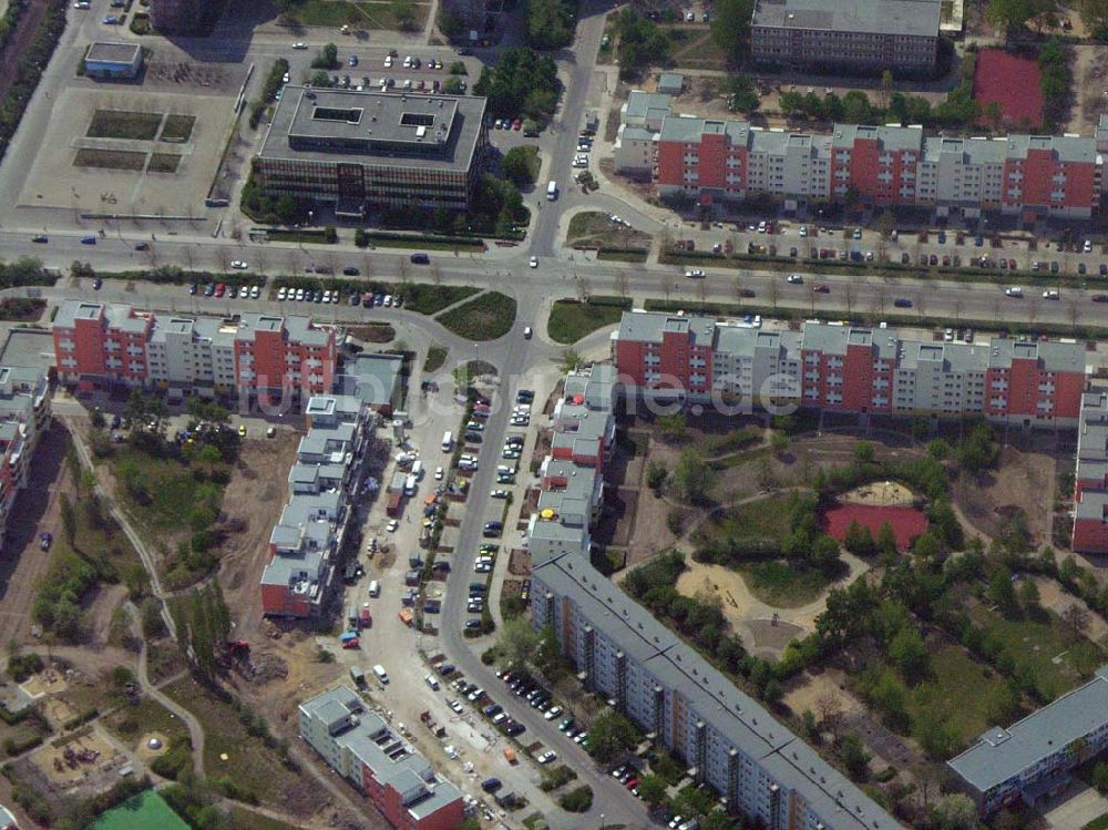 Berlin - Marzahn aus der Vogelperspektive: brißbaustellen in der Wohnsiedlung Havemannstraße - Rosenbecker Straße / Eichhorster Straße