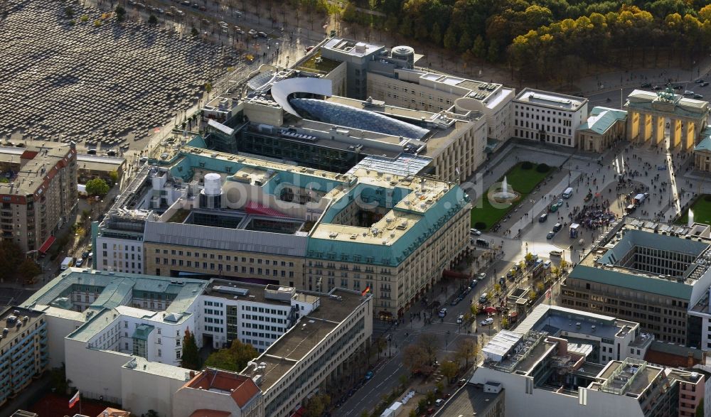 Luftbild Berlin - Britische und US-Botschaft, Akademie der Künste, Hotel Adlon, Holocaust-Mahnmal und Brandenburger Tor am Tiergarten in Berlin-Mitte