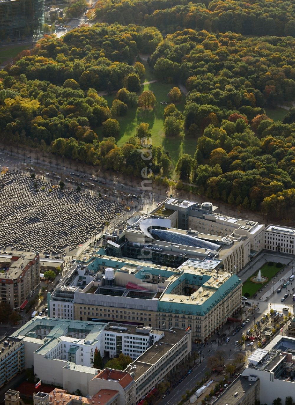 Berlin aus der Vogelperspektive: Britische und US-Botschaft, Akademie der Künste, Hotel Adlon und Holocaust-Mahnmal am Tiergarten in Berlin-Mitte