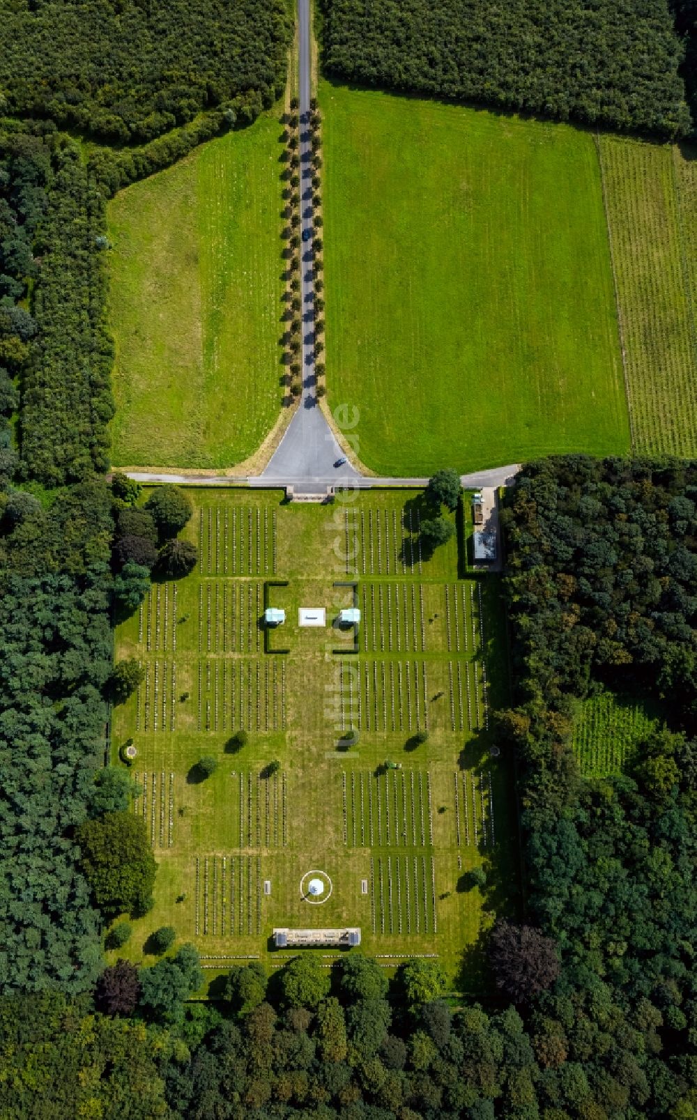 Luftaufnahme Kamp-Lintfort - Britischer Soldatenfriedhof Kamp-Lintfort im Bundesland Nordrhein-Westfalen